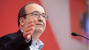 Iceta reclama "dejar atrás una década de malos gobiernos, prioridades equivocadas y consultas fallidas" en Cataluña