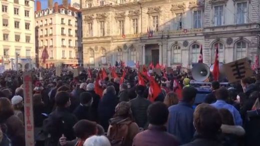 Fuertes disturbios en París tras la manifestación en contra de la nueva Ley de Seguridad