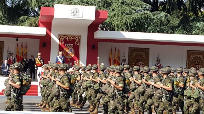 Desfile militar del 12-O, presidido por los Reyes