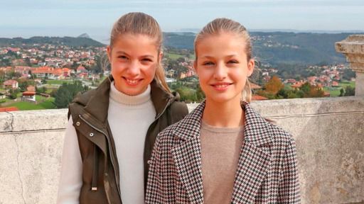 La Casa Real felicita la Navidad con una imagen de las hijas de los Reyes y una postal de los eméritos