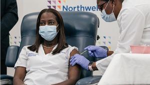 Una enfermera de Nueva York, la primera en recibir la vacuna contra el coronavirus en EEUU