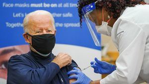 Biden recibe la vacuna contra la covid para motivar al resto de la sociedad