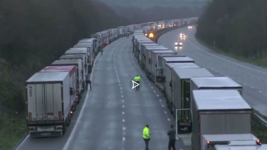 Miles de camioneros españoles siguen atrapados en la frontera entre Reino Unido y Francia