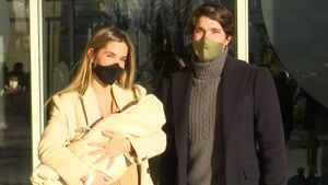 María Pombo y Pablo Castellano dejan el hospital y presentan a su hijo a la prensa