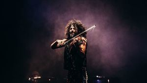 El prestigioso violinista Ara Malikian sorprende en Barajas con un concierto sorpresa