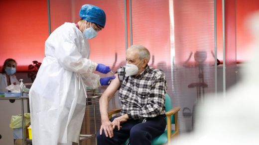 Cruz Roja ayudará a la vacunación en Madrid a cambio de 133.000 euros mensuales