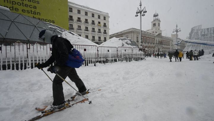 Trineos con perros, repartidores en esquís o snow en Gran Vía: las mejores imágenes de la nevada en Madrid