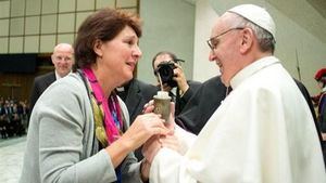 El Papa sigue con sus revoluciones y acerca más a las mujeres al nivel del sacerdocio
