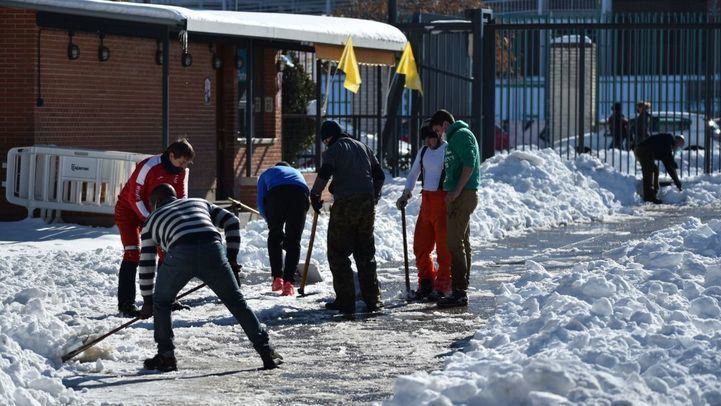 El Colegio Tajamar organiza cuadrillas de profesores y padres para limpiar de nieve los accesos al centro (Foto: Colegio Tajamar )