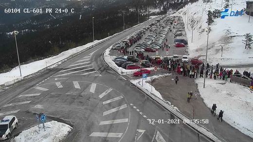 La sierra de Madrid se colapsa (todavía más) con la apertura de las pistas de esquí