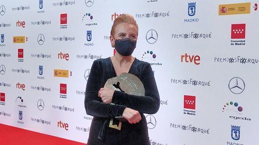 El emotivo gesto de Elena Irureta al recibir su galardón en los Premios Forqué