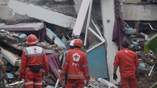 Ascienden a 56 los muertos por el fuerte terremoto ocurrido en Indonesia