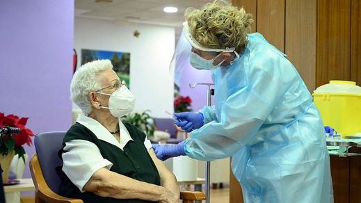 Araceli y los demás ancianos que han recibido ya la segunda dosis de la vacuna