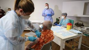 Un juez de Sevilla autoriza vacunar a una anciana de 86 años pese a la negativa de su hijo