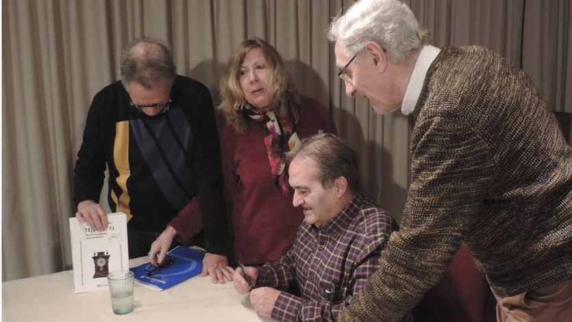 Delgado, durante la firma de ejemplares de su anterior libro 'Tejares 13', en su presentación en Madrid el año pasado. 