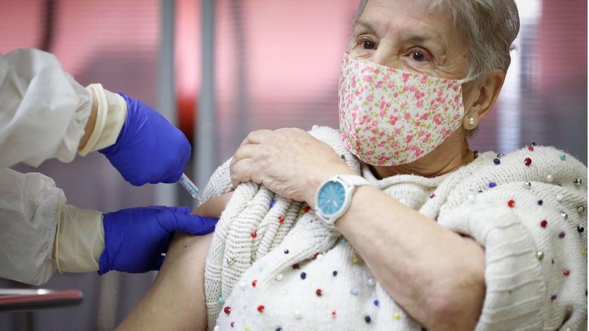 Avanza la vacunación en España, a punto de alcanzar el millón de dosis inoculadas
