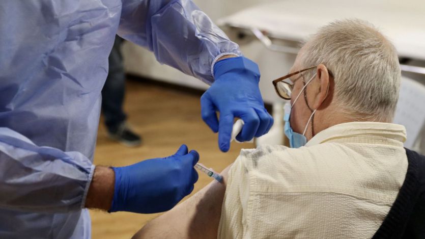 Nueva fase del plan de vacunación: los mayores de 80 años se vacunarán a partir de marzo