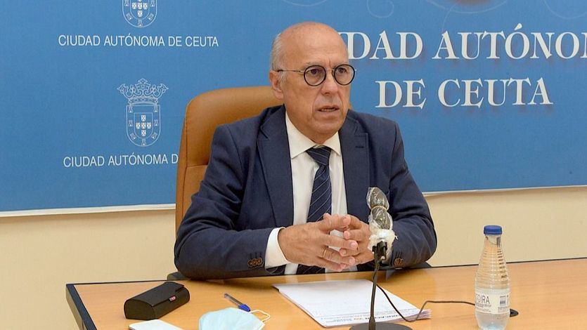 El consejero de Sanidad de Ceuta no dimite tras la polémica y asegura que 'no quería vacunarse'