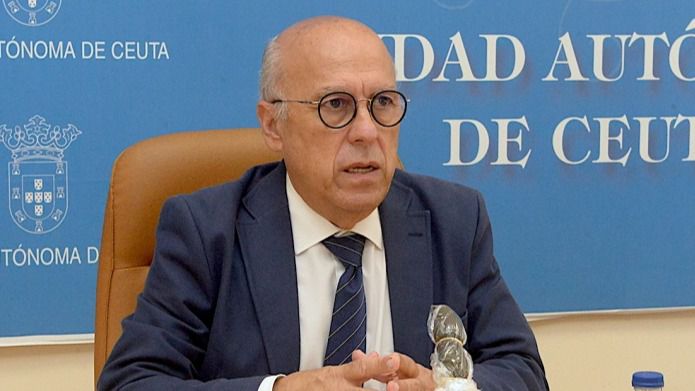 El consejero de Sanidad de Ceuta, otra víctima de la vacunación irregular: dimite Javier Guerrero