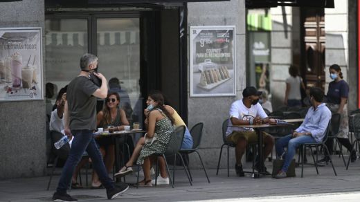 Madrid hace obligatorio el uso de mascarilla en restaurantes y amplía a 6 las plazas por mesa