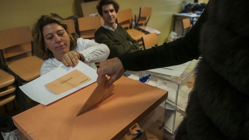 El voto por correo sigue arrasando en Cataluña mientras crece el temor por falta de miembros en las mesas electorales
