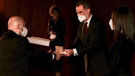 El presidente de Diariocrítico, Constantino Mediavilla, recibe de manos de los Reyes el Premio APM al Periodista Especializado en Madrid 2019