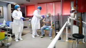 España está por encima de la media de la UE en vacunación y se confirma la tendencia "descendente" de la pandemia