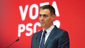 Último CIS: el PSOE se dispara a 12 puntos del PP, al que cada vez le pisa más los pies Vox