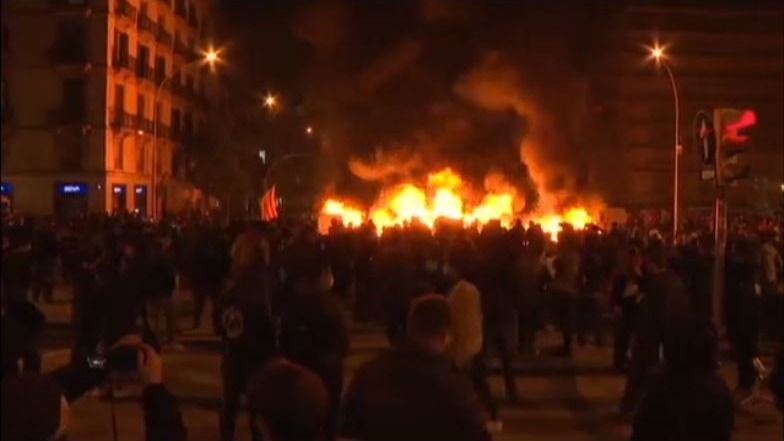 Cuarta noche de disturbios en las protestas contra el encarcelamiento de Pablo Hasel