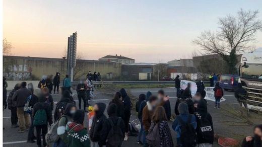 Más altercados por el encarcelamiento de Hasél: un grupo corta durante horas la AP-7 en Girona