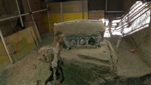 Descubren en Pompeya una carroza ceremonial casi intacta