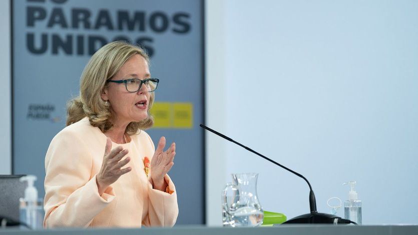 Calviño rechaza la regulación de los alquileres y aboga por aumentar el parque público de viviendas