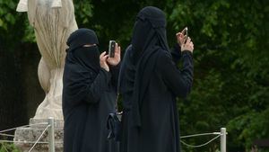 Los suizos votan a favor de prohibir el burka en espacios públicos