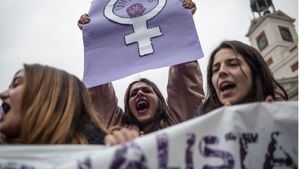 ¿Por qué el morado es el color asociado al feminismo?