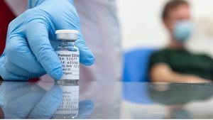 Más problemas para AstraZeneca: Dinamarca paraliza sus vacunas tras "graves casos de trombos"