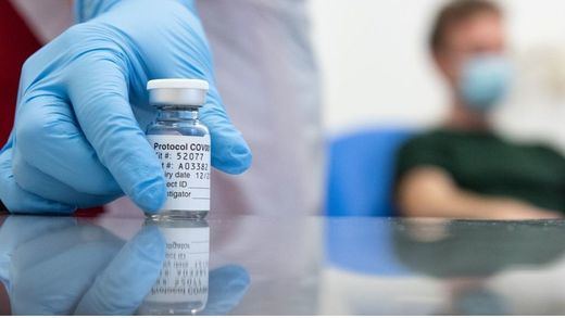 Más problemas para AstraZeneca: Dinamarca paraliza sus vacunas tras 