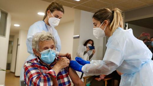 Castilla y León suspende de forma cautelar la vacunación con las dosis de AstraZeneca