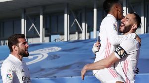 Benzema levanta a un Madrid que se despedía de la Liga ante el Elche (2-1)