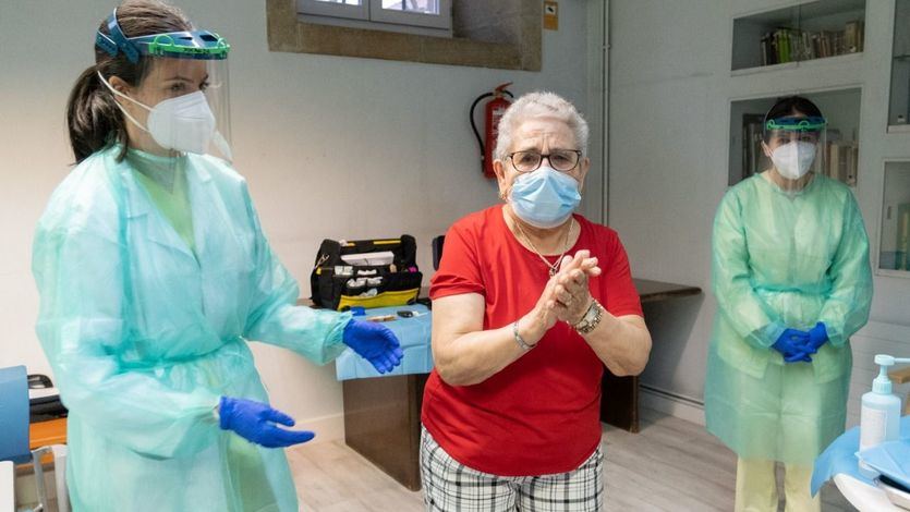 Acuerdo para ampliar hasta los 65 años el límite de edad para la vacuna de AstraZeneca