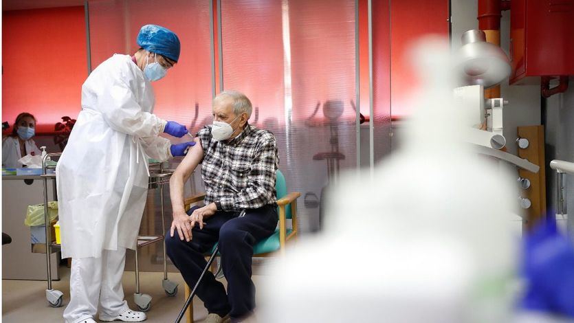 El 10% de los españoles ha recibido al menos una dosis de la vacuna contra el coronavirus