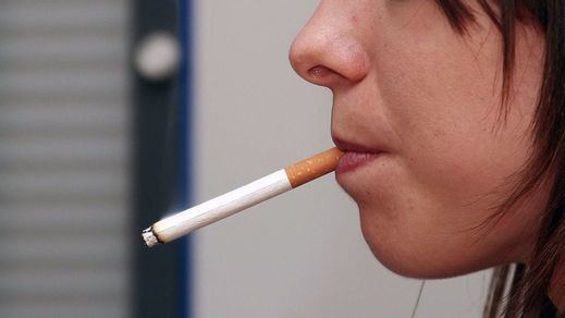Colectivos antitabaco exigen al Gobierno aclarar si está permitido o no quitarse la mascarilla para fumar
