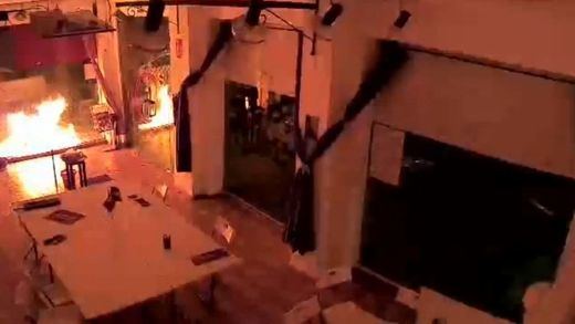 El ataque con explosivos a la sede de Podemos en Cartagena incendia las redes