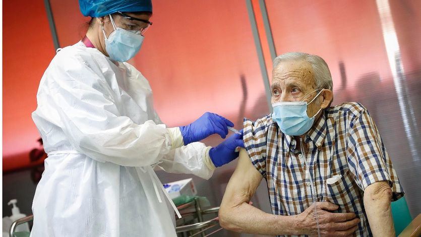 Vacunar frente al coronavirus a los mayores de 70 años: El objetivo del segundo trimestre en España