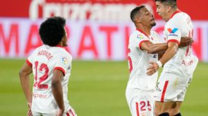 El Sevilla le da emoción a la Liga tras tumbar al líder con un gol polémico (1-0)