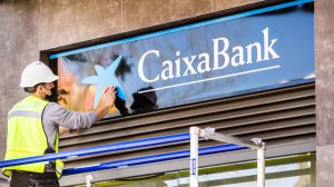 CaixaBank inicia la unificación de la marca en la red de oficinas con Bankia