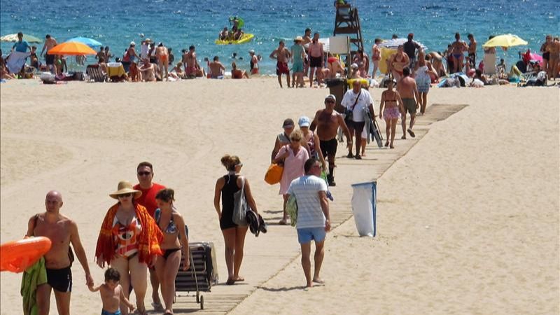 Sanidad rectifica y propone el uso de la mascarilla en las playas sólo para pasear o si no hay distancia