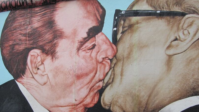 El beso de Leonid Brezhnev y Erich Honecker