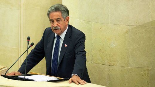 Revilla, increpado por hosteleros cántabros entre gritos de 'fuera' y Viva Ayuso'