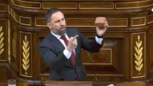 Abascal imita a Rivera y a Ayuso y enseña un adoquín en el Congreso: los mejores memes