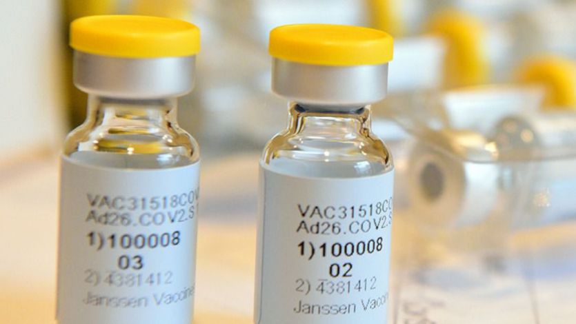 La EMA avala el uso de la vacuna de Janssen pese a su 'posible relación' con los casos raros de trombos